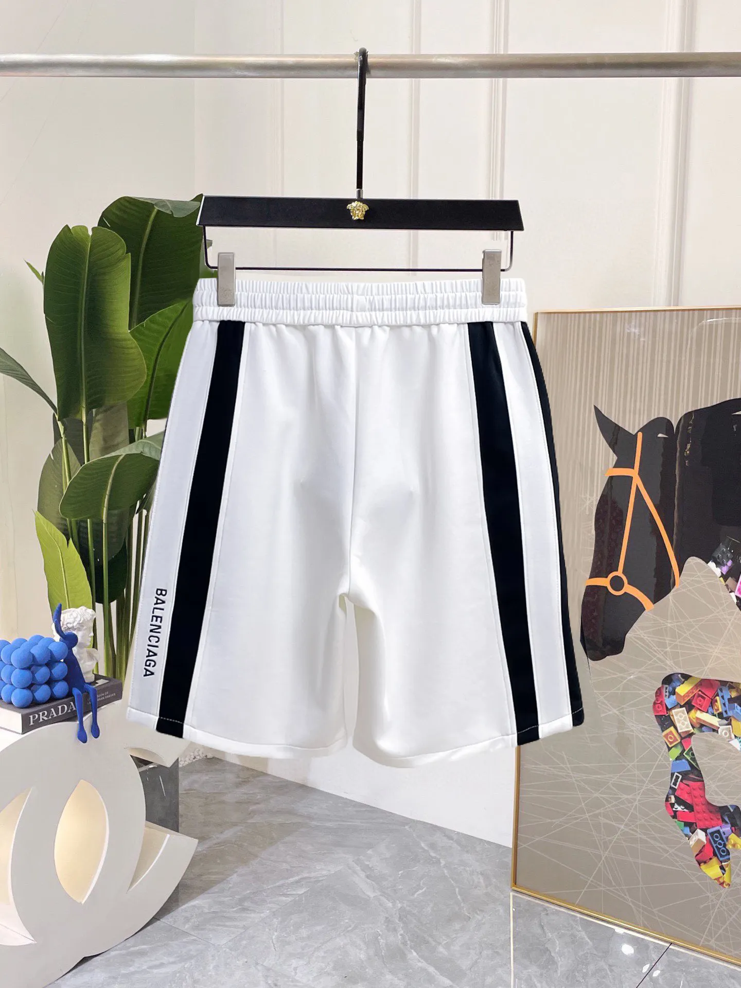 Balenciaga's three-standard complete 2026 summer New Arrival men's casual shorts, advanced custom-made Breathable fabric, Breathable fabric, extremely stretchy and comfortable, impeccable details, top-grade accessories, original logo design concept, delicate and soft feel! The upper body fit is awesome! Size: M-XXXL Please state your height and weight when ordering